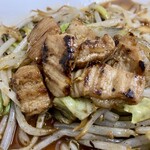 昭和食堂 - ホルモンは８切れ
牛の大腸(シマチョウ)は細切り
