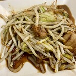 昭和食堂 - 嵩マシの太もやしが多め

