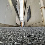 めん 呼白 - 店舗前の路地