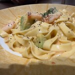 鎌倉パスタ - 料理写真:海老とアボガドのトマトクリームパスタ フィットチーネ