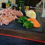 焼肉食堂 リキ太郎 - 豚ロース、せせり、野菜