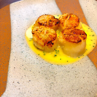 夜はハンバーガー以外の薪火料理とワインでビストロ使いを