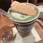 カフェ大阪茶会 - 緑茶ラテ　テイクアウト用の紙コップ.....そしてホットなのにマドラー兼用なのか？ストローが....