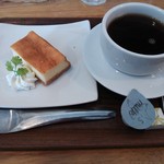 パスタヤ - チーズケーキ＆ホットコーヒー 各\100