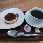 パスタヤ - ティラミス＆ホットコーヒー 各\100