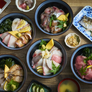 昼の部は平戸自慢の海鮮をふんだんに使用した海鮮丼をご用意