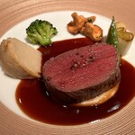 レストラン ラリューム - 北海道産蝦夷鹿のロースト　根セロリのピューレを添え黒胡椒と赤ワインのソースポワヴラードで