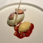 レストラン ラリューム - シチリア産ピスタチオと苺のガトー　シナモン香るビスキュイに乗せて