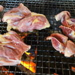 ろばたやき山ろく - 鶏塩焼きとハツを焼いているところ。