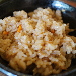 ろばたやき山ろく - 地鶏炊き込みご飯　大129円・小75円。大はかなりのボリュームで注意。