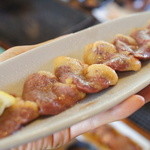 ろばたやき山ろく - 地鶏ハツ塩焼き702円。