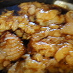 ろばたやき山ろく - 地鶏皮タレ焼き918円。