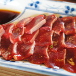 ろばたやき山ろく - 地鶏砂ずりの刺身324円。