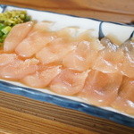 ろばたやき山ろく - 地鶏ささみの刺身432円。