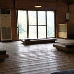 ろばたやき山ろく - 広い空間に囲炉裏がいっぱい。スタッフがきびきび動きます。