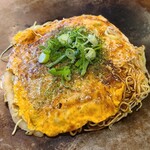 鉄板酒場 お好み焼き 大五郎 - 肉玉そば(税込850円)
            ・生極細麺(ひまわりフーズ)
            ・オタフクソース(フルーティーな甘み)
            ・焼き方:強く何度も押さえる
            ・焼き上がりの形:乱れた円形
            ・鉄板またはお皿で食べます