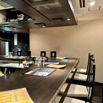 赤身肉とホルモンの店　惣 - カウンターのみの落ち着いた雰囲気
