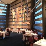 レストラン タテル ヨシノ 銀座 - 天井高いダイニング