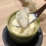 酒とったり - 「酒とったりコース」【蒸物】の《牡蠣クリーム茶碗蒸し》の牡蠣のアップ…