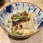 酒とったり - 「角煮土鍋飯1～2人前」のお茶碗（お焦げ付き）によそった後のアップ…