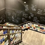 酒とったり - お店正面（1階）からお店入口（2階）までの階段