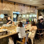 酒とったり - 店内（カウンター付近）