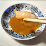 小浜海産物株式会社 - ホタテのお刺身に濱乃雲丹醤を付けて食べると…ウニのお刺身に♪