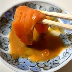 小浜海産物株式会社 - サーモンのお刺身に濱乃雲丹醤を付けて食べると…ウニのお刺身に♪