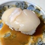小浜海産物株式会社 - ホタテのお寿司に濱乃雲丹醤を付けて食べると…ウニのお寿司に♪