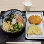 宮武讃岐うどん - ぶっかけうどん（冷）、ビーフコロッケ、かぼちゃの天ぷら