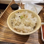 洋食キッチン シャトー - ガーリックライスに挑戦。中にハンバーグ仕込んでます。