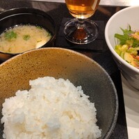 神戸牛 鉄板焼 リオ - サラダ　味噌汁　ライス　ひとくち牛すじカレー付き