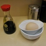 煮干鰮らーめん 圓 - 生卵かけごはん名古屋コーチン250円