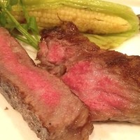 坂の上レストラン - "超熟成"和牛の備長炭グリル。
                ここは神楽坂、小道が多く風情がありますね。和風一軒家なイタリアン。しみじみ噛みしめる肉汁でした。
