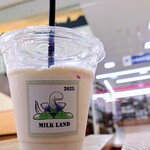 ミルクランド東毛 - ドリンク写真:この苺、何者なのだろう？くっそチープ！素のままのミルクならさぞかし美味しかっただろうに。今回も撃沈。