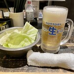 串じまん - お通しは生キャベツ、塩ダレ付き。