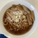 曽我製麺 - しょうゆラーメン（息子と取り分け）
                                長ネギは息子が食べないので少しずらし気味に乗せています。