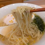塩ラーメン仁屋 - 麺はやや細いです。