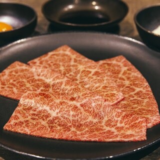 国産A5黒毛和牛のなかでも最高級品のみを使用した至極の焼肉