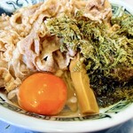 麺屋　たか - アオサに生卵、メンマ、甘辛い牛肉とベストマッチ