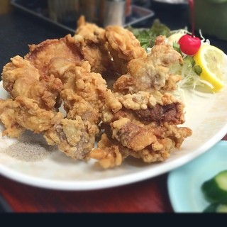 中華料理 哲ちゃん - カラ揚げ定食。おー凄いボリューム。本日父の日近しで父親参観帰りのランチ。カラ揚げは脂身と皮と身のバランスがよくクリスピーに揚がってる。これにご飯と漬物とスープが付いて¥700。素晴らしい(^^)／~~~