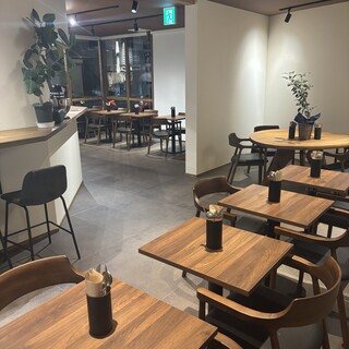 【貸切利用可能】お洒落で落ち着いた雰囲気の店内