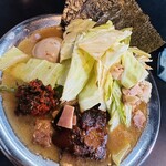 RAMEN HITONI YASASHIKU - 【ラーメン＝tpニラ辛×キャベチャ】