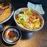 RAMEN HITONI YASASHIKU - 【ラーメン＝tpニラ辛×キャベチャ】