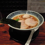 藤堂 - 丸（醤油）平打ち麺　ズームアップ