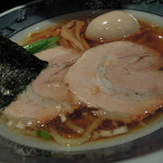 藤堂 - 丸（醤油）平打ち麺　ズームアップ