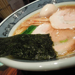 藤堂 - 丸（醤油）細麺　ズームアップ