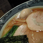 藤堂 - 丸（醤油）細麺　ズームアップ