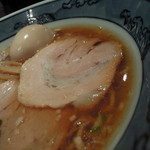 藤堂 - 丸（醤油）細麺　ズームアップ