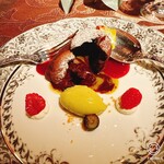 La maison du caviar 17℃ - ピスタチオとフォンダンショコラ。手前の緑色はアイスでなくピスタチオクリーム。最後まで大満足なコースです！